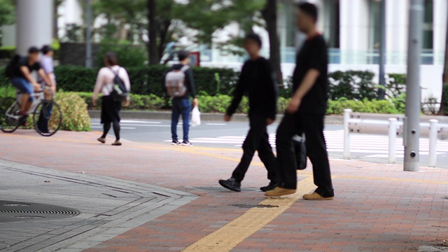 东京一城市街道的十字路口白天倾斜移位视频素材