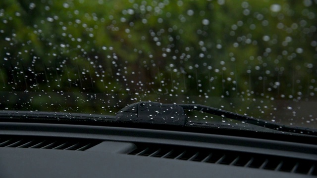 汽车刮水器正在清洁挡风玻璃上的水滴视频素材