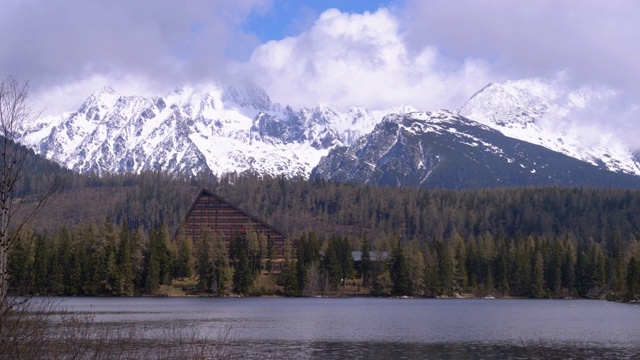 Strbske Pleso，山湖在云和雪山的背景。斯洛伐克视频素材