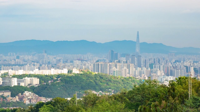 从韩国三清公园拍摄的首尔城市景观与乐天大厦的视图视频素材