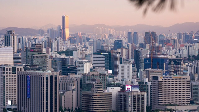 从韩国三清公园拍摄的首尔城市景观和63栋建筑的景观视频素材