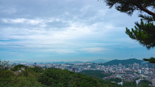 从韩国三清公园拍摄的首尔城市景观与北首尔塔和乐天塔视频素材