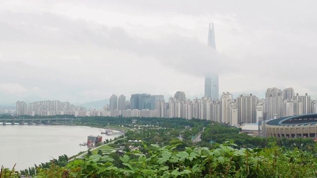 拍摄的首尔城市景观与乐天大厦和汉江，韩国视频素材