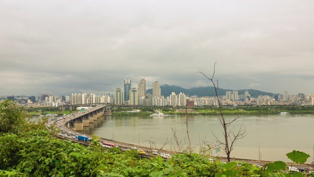 汉江和清丹大桥上的交通，韩国首尔的城市景观视频素材