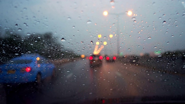 驾驶在漆黑的雨夜，手持式。视频素材