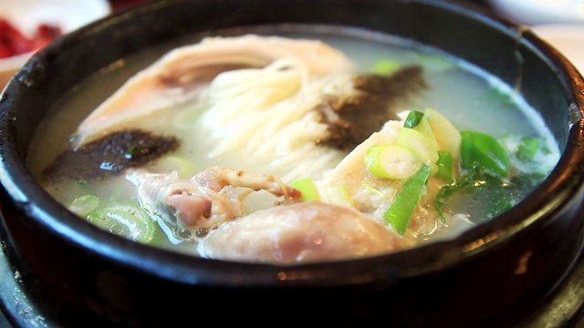 人参鸡汤(Samgyetang)韩国食品。视频素材