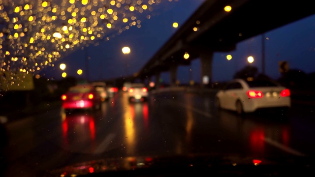 驾驶在漆黑的雨夜，手持式。视频素材