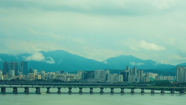 汉江和桥上交通的首尔城市景观，韩国视频素材