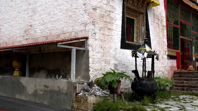 四川亚丁，陈日日山北麓崇古寺的外观视频素材