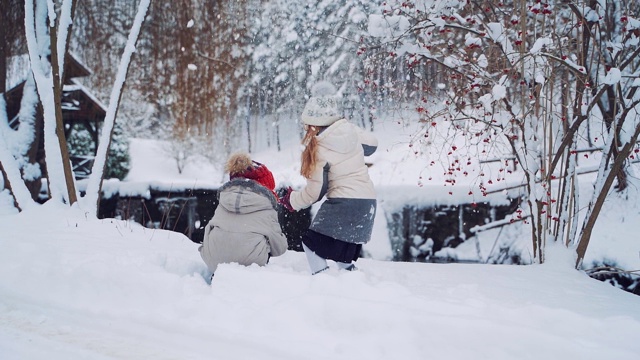 孩子们在户外雪中玩耍。视频素材