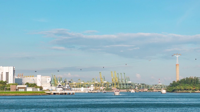 圣淘沙港和水上交通和起重机在工业港口的背景，时间流逝视频视频素材