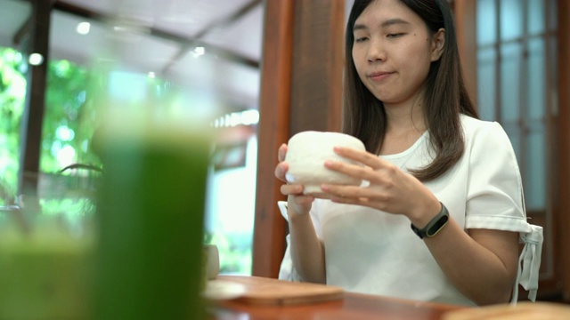 两杯亚洲女人在日本咖啡馆喝热绿茶视频素材