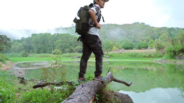 在森林小径上徒步旅行的人。视频素材