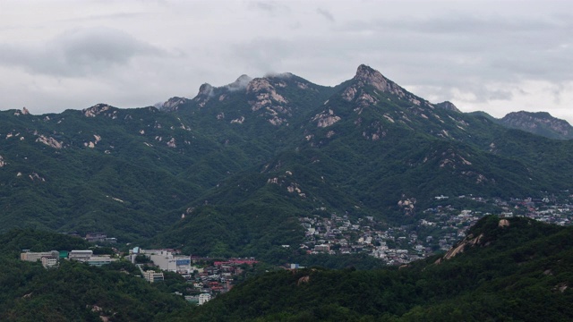 白天和夜景市区附近的山/岗北谷区，首尔视频素材