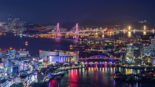 釜山塔和釜山杭(港)桥的夜景，釜山，韩国视频素材