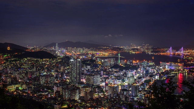 釜山塔和釜山杭(港)桥的夜景，釜山，韩国视频素材