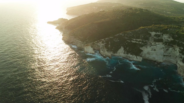 Tripitos Arch, Paxos岛海上的天然拱门，鸟瞰图。希腊视频素材