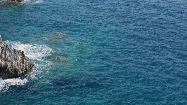 蓝色波浪海面，鸟瞰图。自然背景4 k视频素材