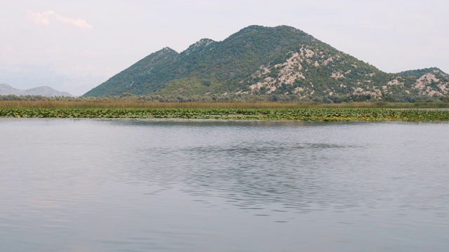 从船上拍摄的黑山斯卡达尔山湖视频素材