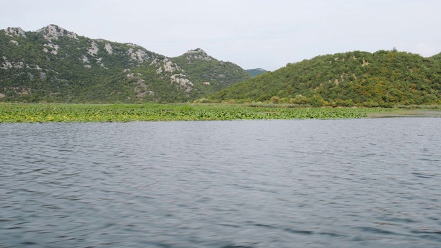 从船上拍摄的黑山斯卡达尔山湖视频素材