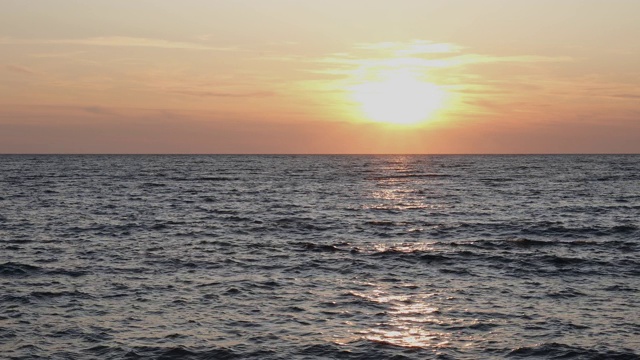 海面上的夕阳与海浪上的太阳反射。自然背景4 k视频素材