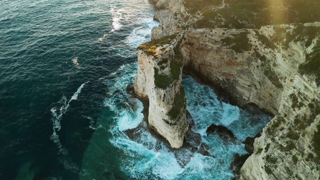 Tripitos Arch, Paxos岛海上的天然拱门，鸟瞰图。希腊视频素材