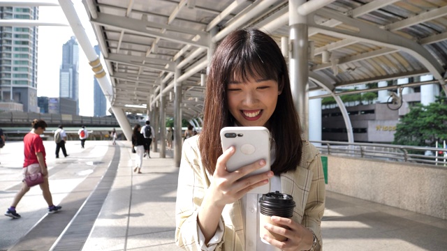 智能手机女孩在工作前在家放松视频素材