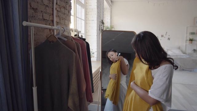 女人选择衣服视频素材