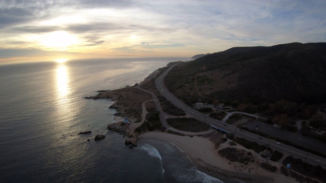 Nicholas Canyon Beach Sequit Canyon Arroyo飞向Mulholland Highway - Malibu California Aerial视频素材