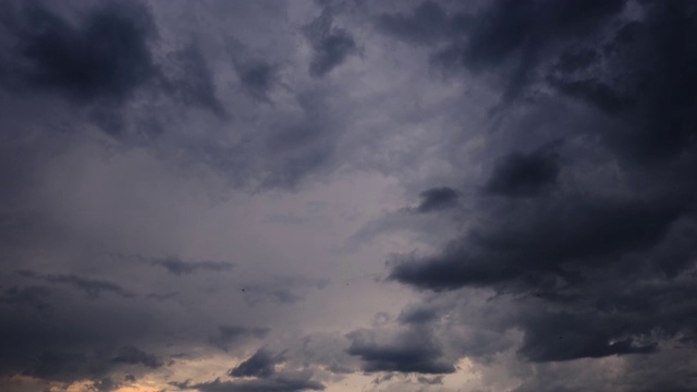 黑暗的暴风雨和雨云的运动，时光流逝视频素材