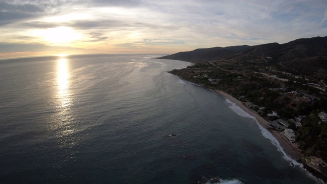 La Piedra州立海滩的飞机在海浪撞击海岸沿加州马里布海岸视频素材