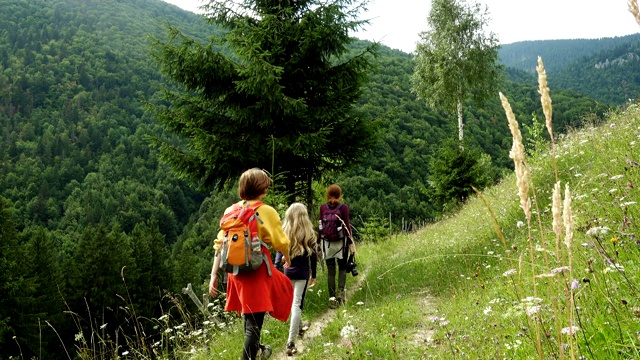 母亲和女儿在罗马尼亚喀尔巴阡山脉徒步旅行视频素材