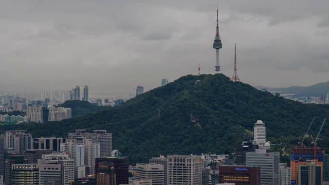 N首尔塔市中心区与风暴云/首尔，韩国视频素材