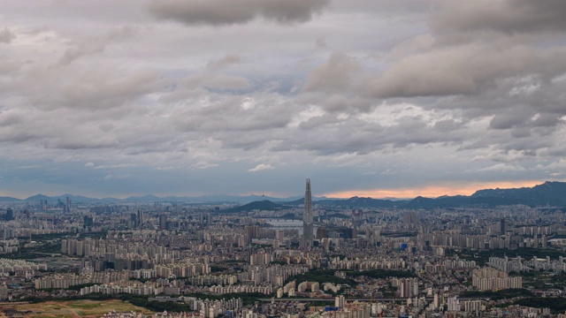 韩国首尔市中心韩江乐天世界大厦的云景视频素材