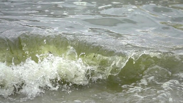 海浪与绿色的水缓慢的运动视频素材