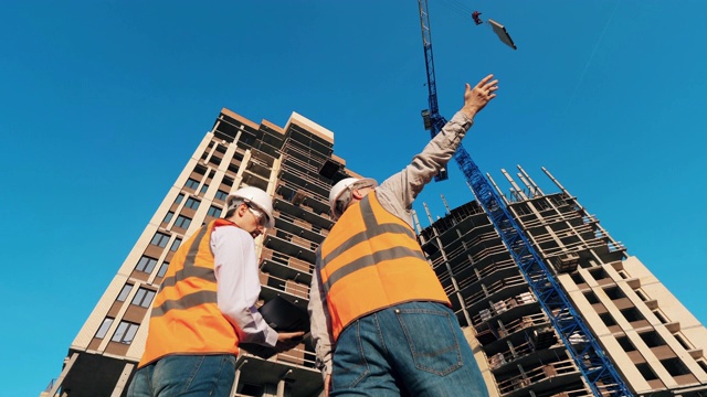 男性建筑师正在观察在建的多层建筑视频素材