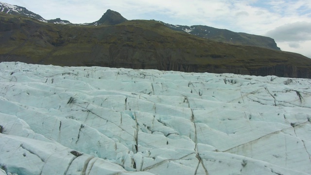 Svinafellsjokull冰川和山。冰岛。鸟瞰图视频素材