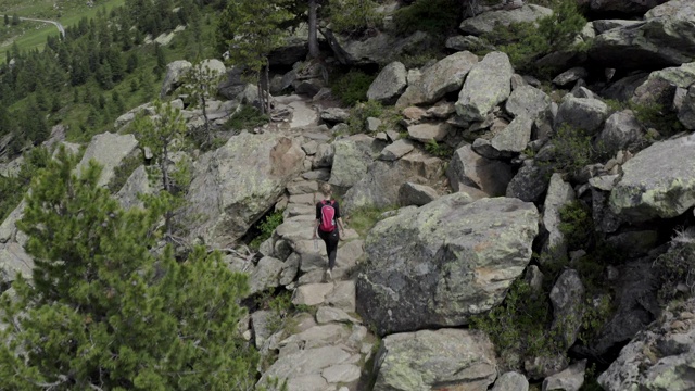 在山里徒步旅行的女人视频素材