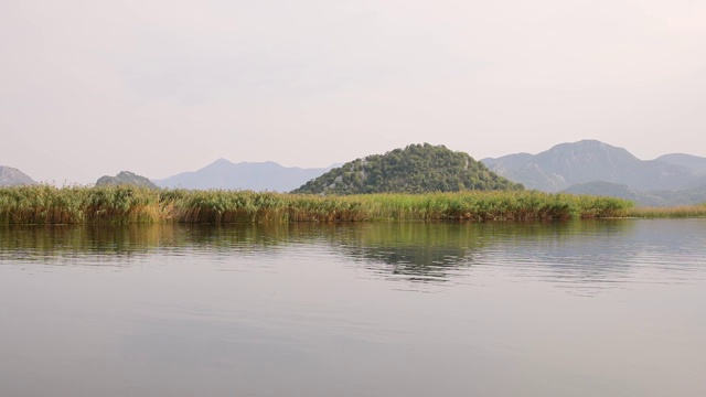 从船上拍摄的黑山斯卡达尔山湖视频素材