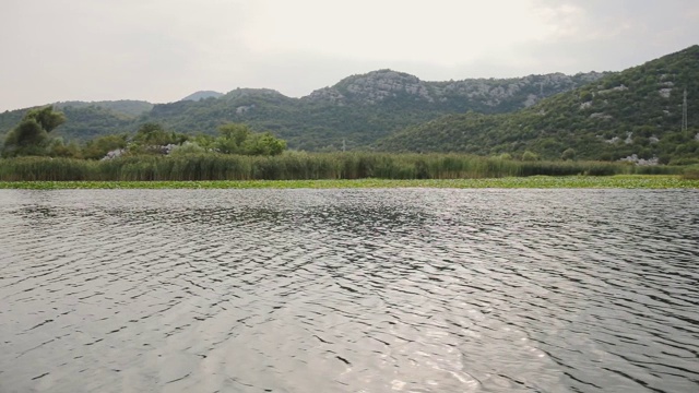 从船上拍摄的黑山斯卡达尔山湖视频素材