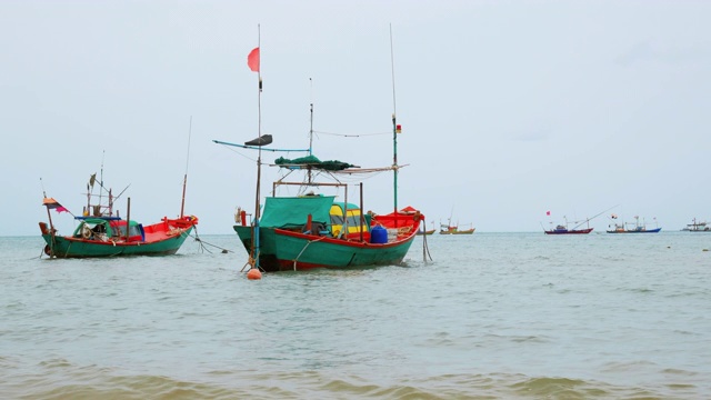 小渔船在波涛汹涌的海面上航行视频素材