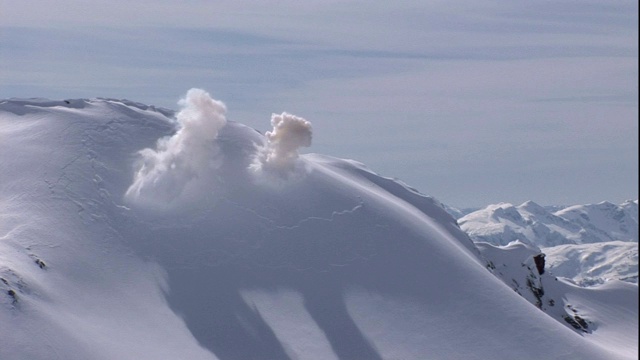 山上的爆炸引起雪崩。视频素材