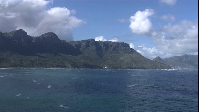 崎岖的山脉毗邻海洋。视频素材