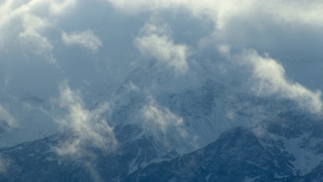 低云遮蔽了雪山的山峰。视频素材