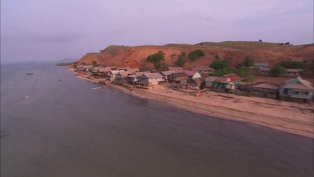 一个海滨村庄横跨岛屿海岸。视频素材