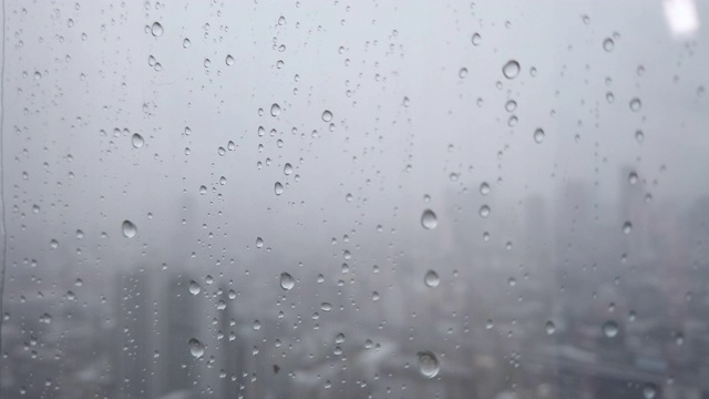 雨点落在窗玻璃上视频素材