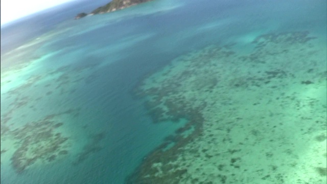 澳大利亚的大堡礁和海龟岛上空漂浮着云朵。视频素材