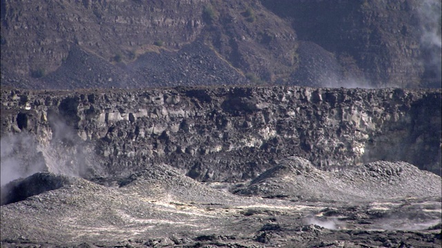 烟从火山口的喷口升起。视频素材