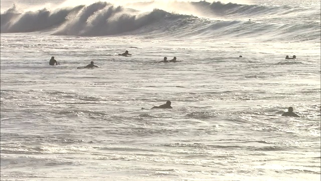 一名冲浪者在毛伊岛海岸冲浪时被海浪冲垮。视频素材