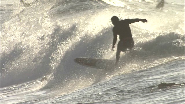 一名冲浪者在毛伊岛海岸冲浪。视频素材